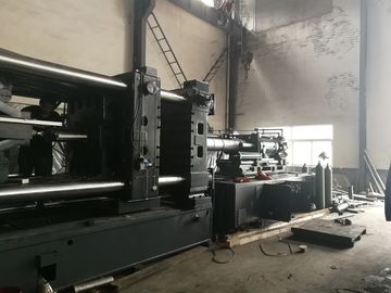 Macchina di plastica dello stampaggio ad iniezione del secchio della pittura 580 tonnellate per la fabbricazione differente di dimensione