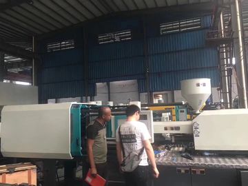 La macchina di plastica dello stampaggio ad iniezione HJF180 180 tonnellate con T scanala la lastra